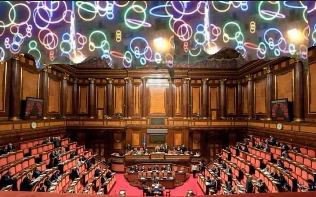 Il meme con i "cerchi" appesi al soffitto del Senato