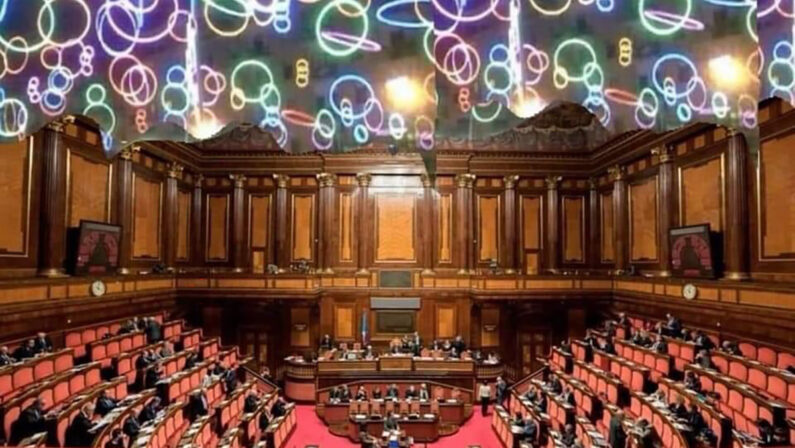 Tornano i "cerchi" di Occhiuto in un meme sul soffitto del Senato