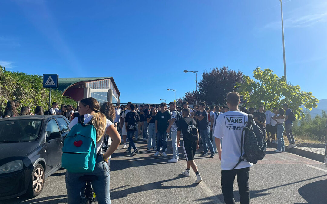 I ragazzi entrano a scuola al &amp;amp;quot;Valentini&amp;amp;quot;