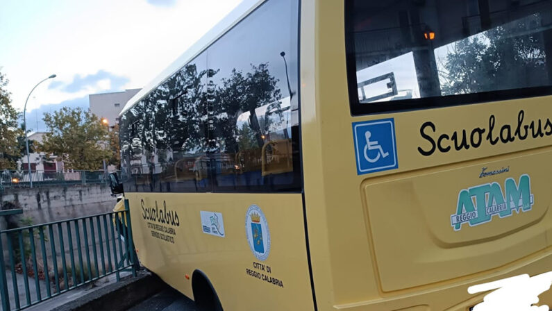 Scuolabus sfonda le barriere e rischia di cadere nel fiume a Reggio Calabria
