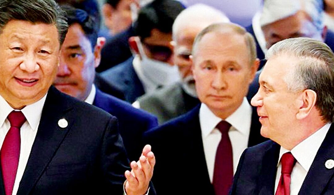 Da sinistra, il presidente cinese Xi Jinping, il leader russo Vladimir Putin e il presidente dell'Uzbekistan, Shavkat Mirziyoyev