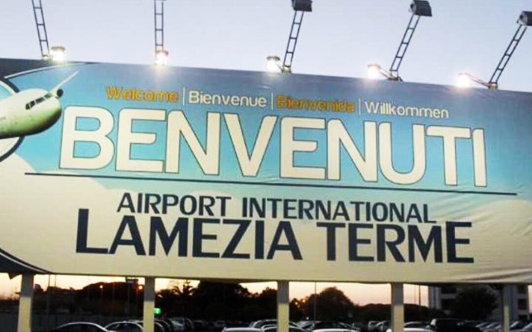 Il cartellone posto all'ingresso dell'aeroporto internazionale di Lamezia Terme
