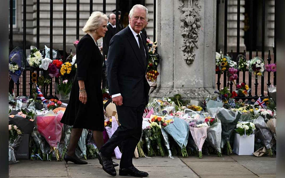 Carlo III e Camilla davanti a Buckingham Palace