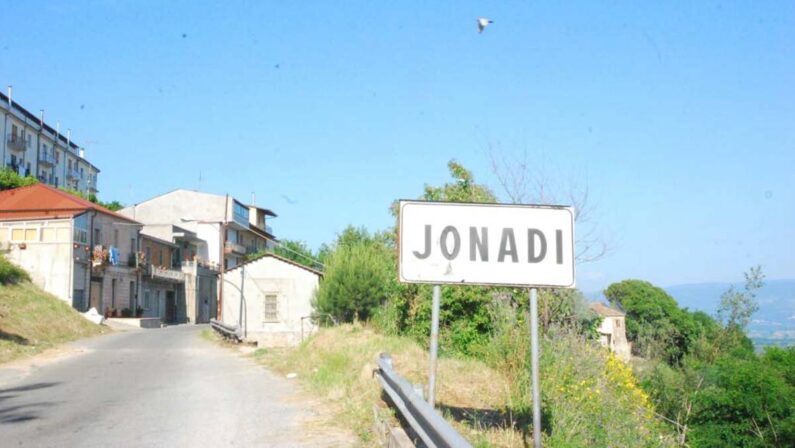 Ionadi o Jonadi? Il sindaco risolve il dilemma