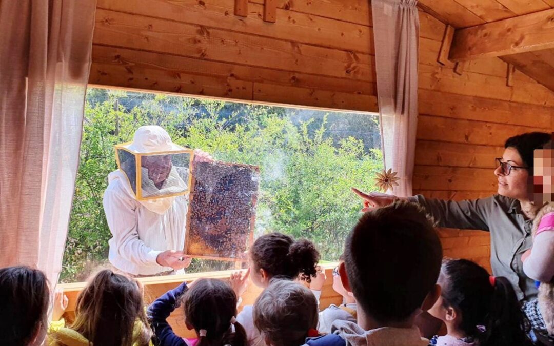 Francesca Rombolà con i bambini in una visita guidata