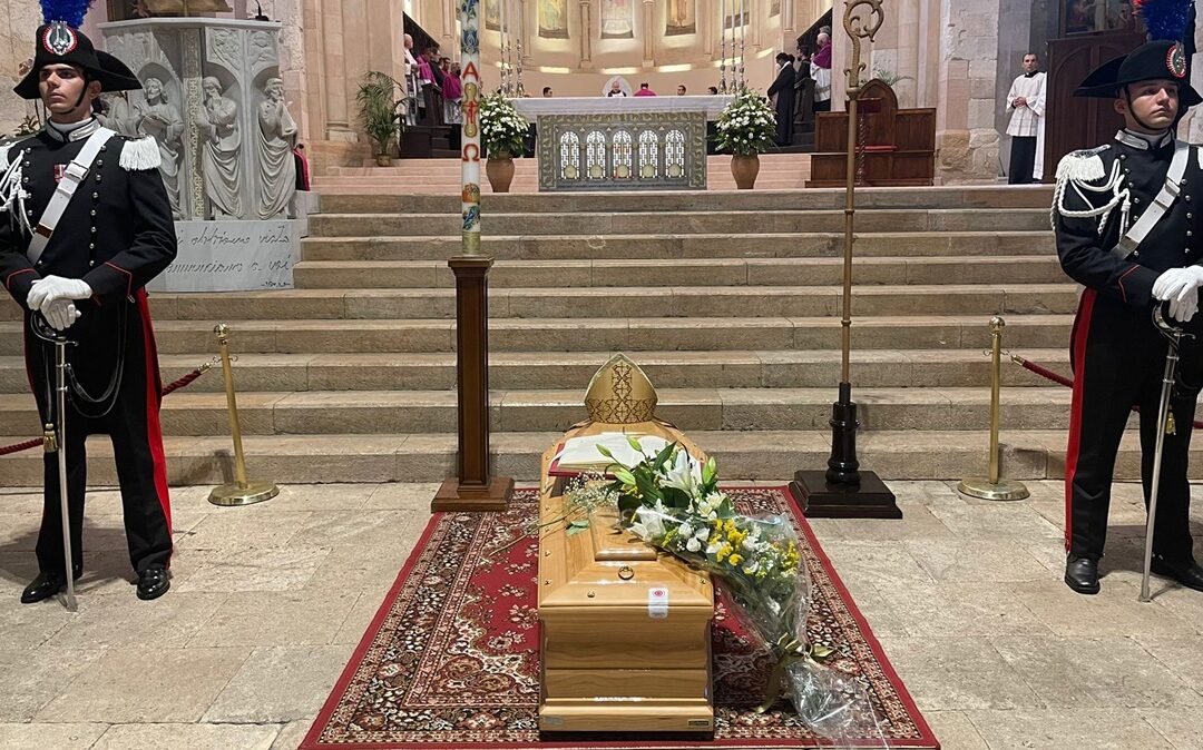 Il feretro di monsignor Nolè in Duomo a Cosenza