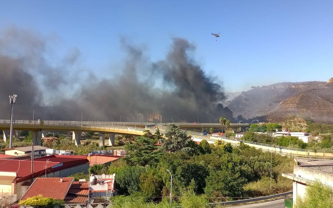 Vasto incendio a Catanzaro, in fiamme cataste di pneumatici