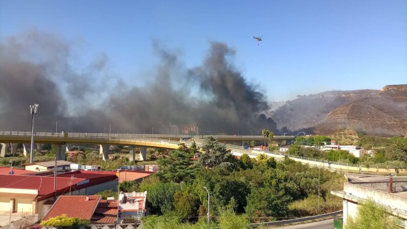 Vasto incendio a Catanzaro, in fiamme cataste di pneumatici