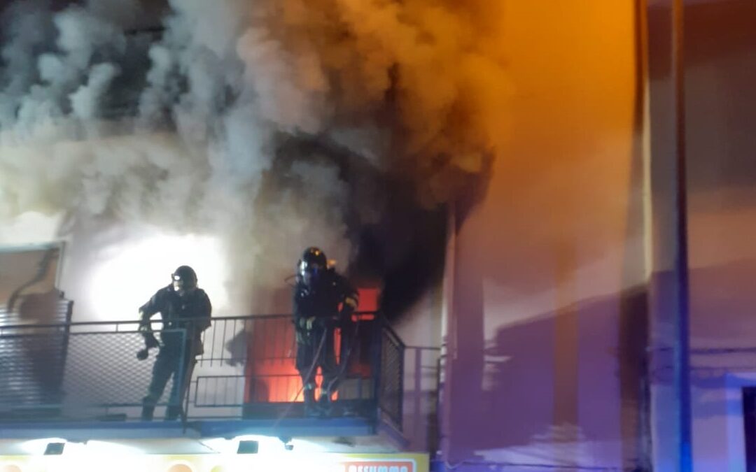Vigili del fuoco alle prese con un incendio (foto archivio)