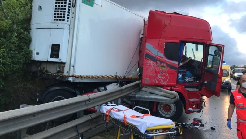 Incidente sull'A2 nel Vibonese, grave un camionista