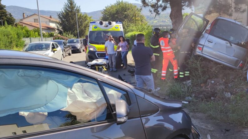 Incidente stradale a Rende, auto fuori strada e due feriti