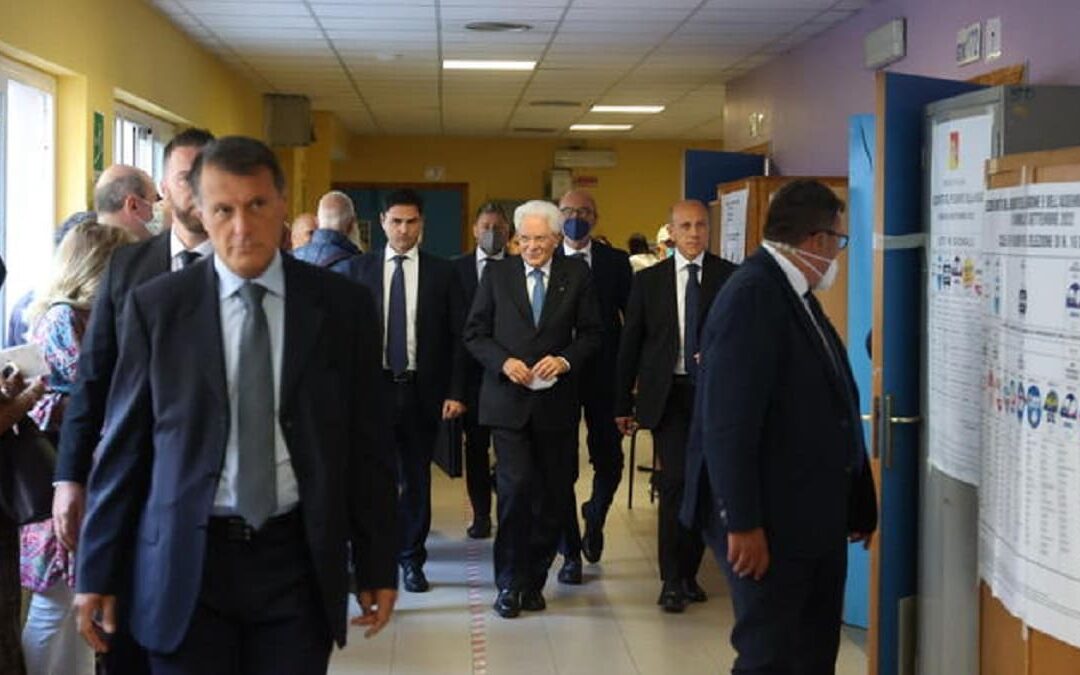 Mattarella nel seggio elettorale di Palermo