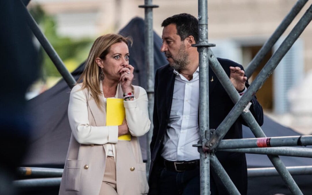 Giorgia Meloni e Matteo Salvini discutono durante la manifestazione di chiusura della campagna elettorale