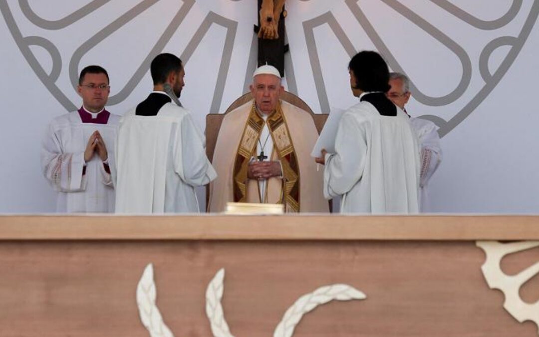 Matera abbraccia il Papa. L’appello di Francesco per i migranti: “Non alziamo muri”