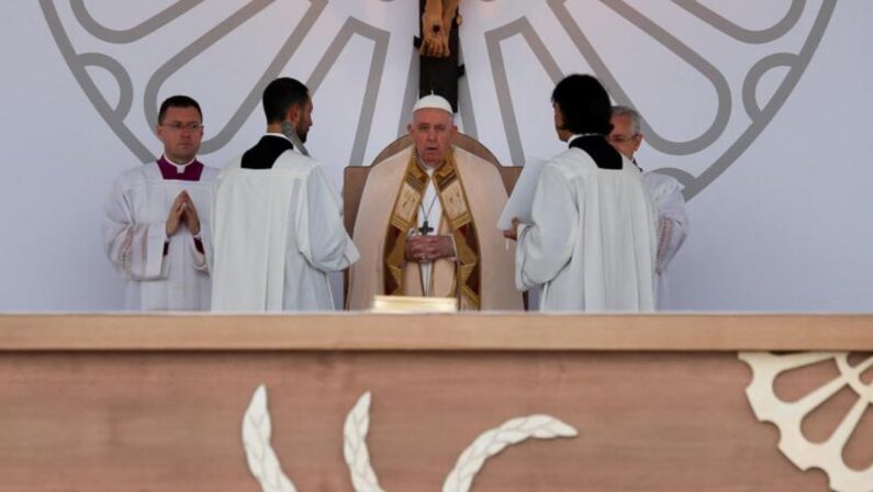 Matera abbraccia il Papa. L’appello di Francesco per i migranti: “Non alziamo muri”