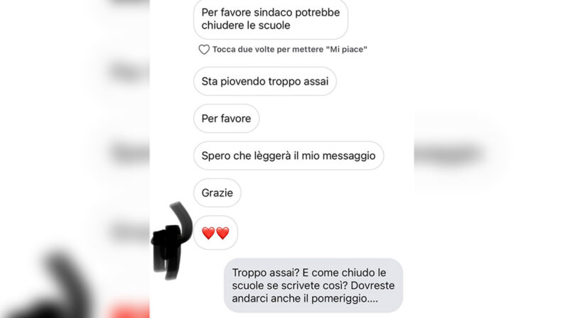 In chat col sindaco per chiudere le scuole: «Piove troppo assai». Lui: «Se scrivete così...»