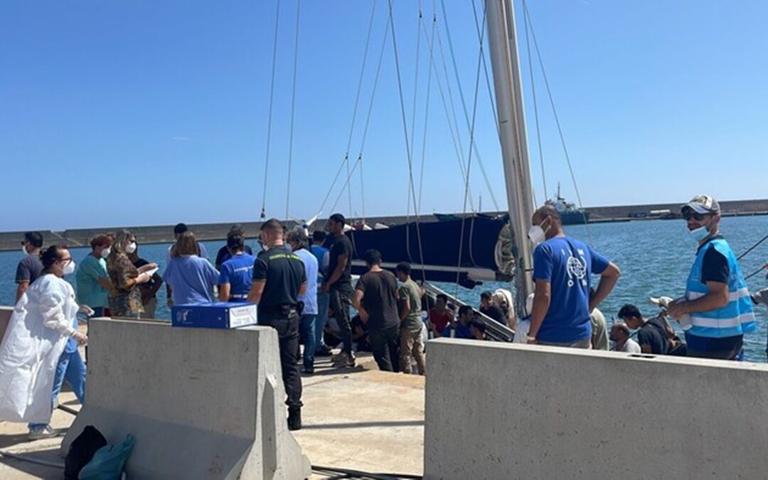 Lo sbarco di migranti al porto di Crotone