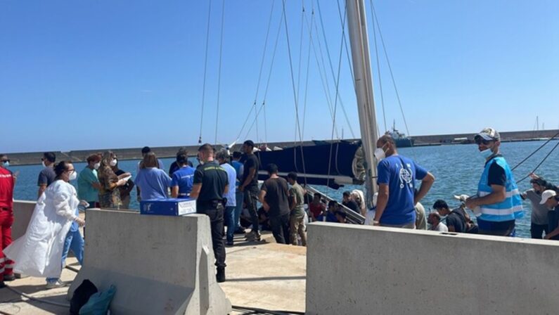 Ancora sbarchi in Calabria, 86 migranti approdano a Crotone