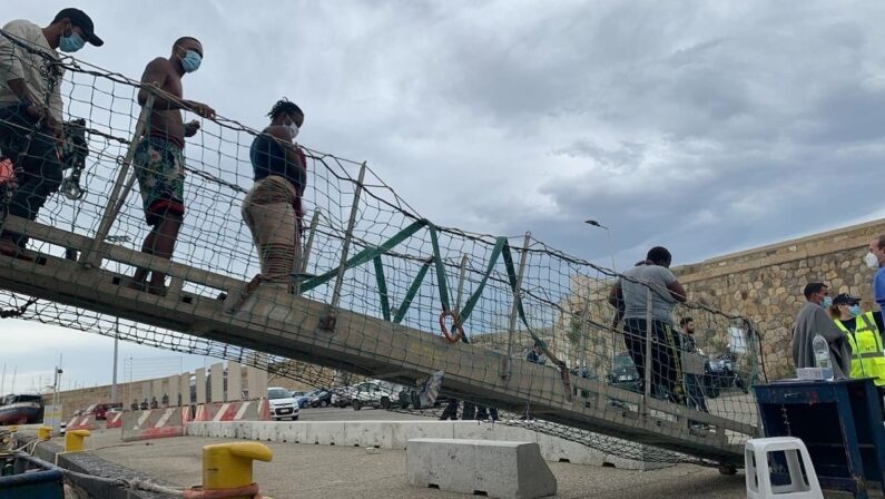 Sbarchi di migranti a Roccella Jonica, arrestati 15 scafisti