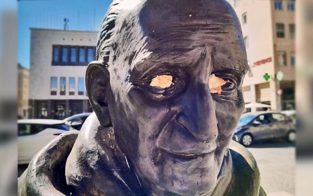 Cosenza, vandali prendono di mira la statua di Giacomo Mancini