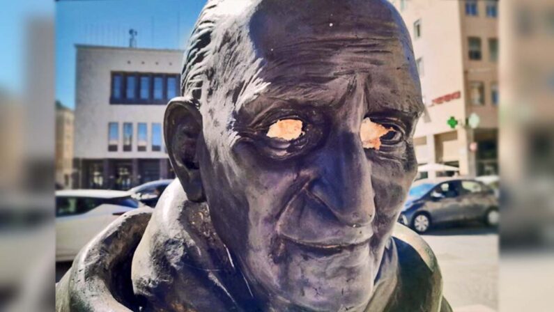 Cosenza, vandali prendono di mira la statua di Giacomo Mancini