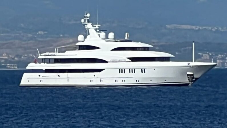 Ecco Marguerite, lo yacht da 61 metri al largo di Soverato