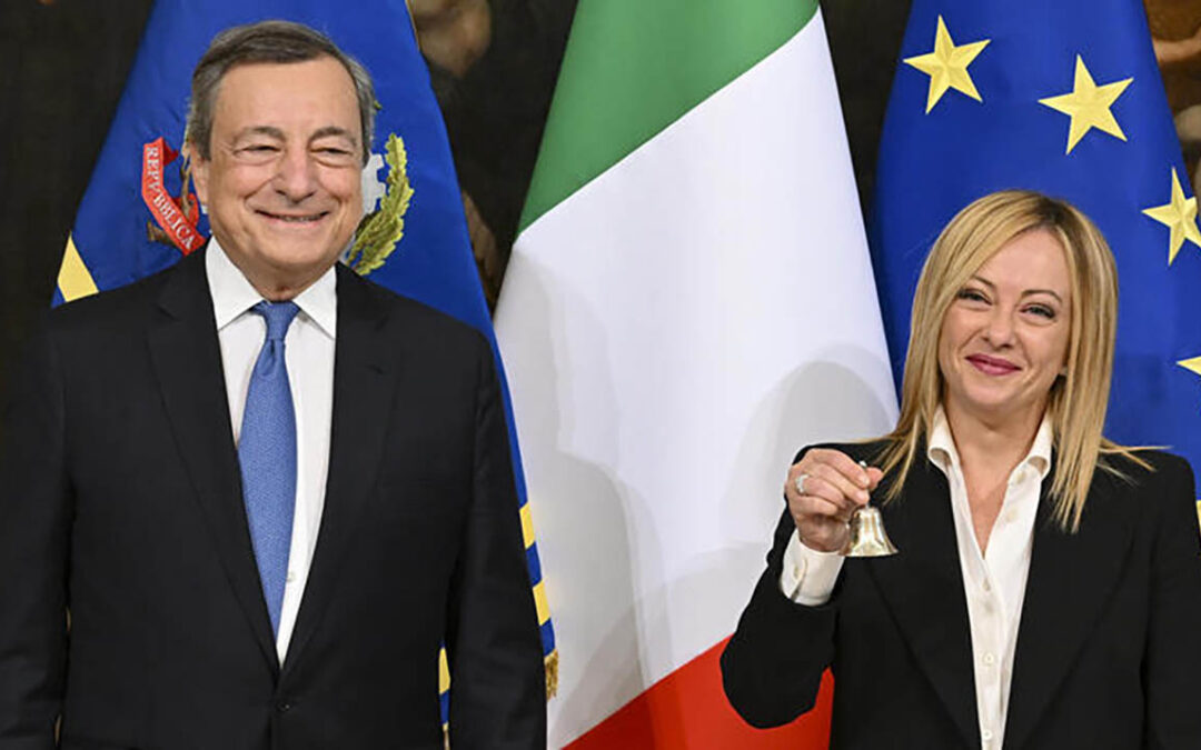 La consegna della campanella da Mario Draghi a Giorgia Meloni