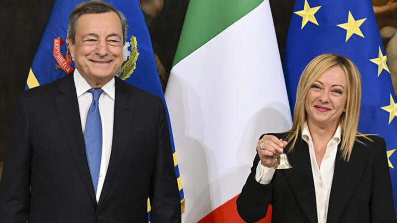 Cerimonia della campanella: Draghi lascia Palazzo Chigi tra gli applausi