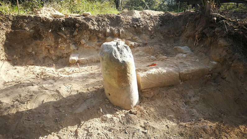 Mileto antica, scavi per recuperare una colonna e trovi il perimetro di un palazzo