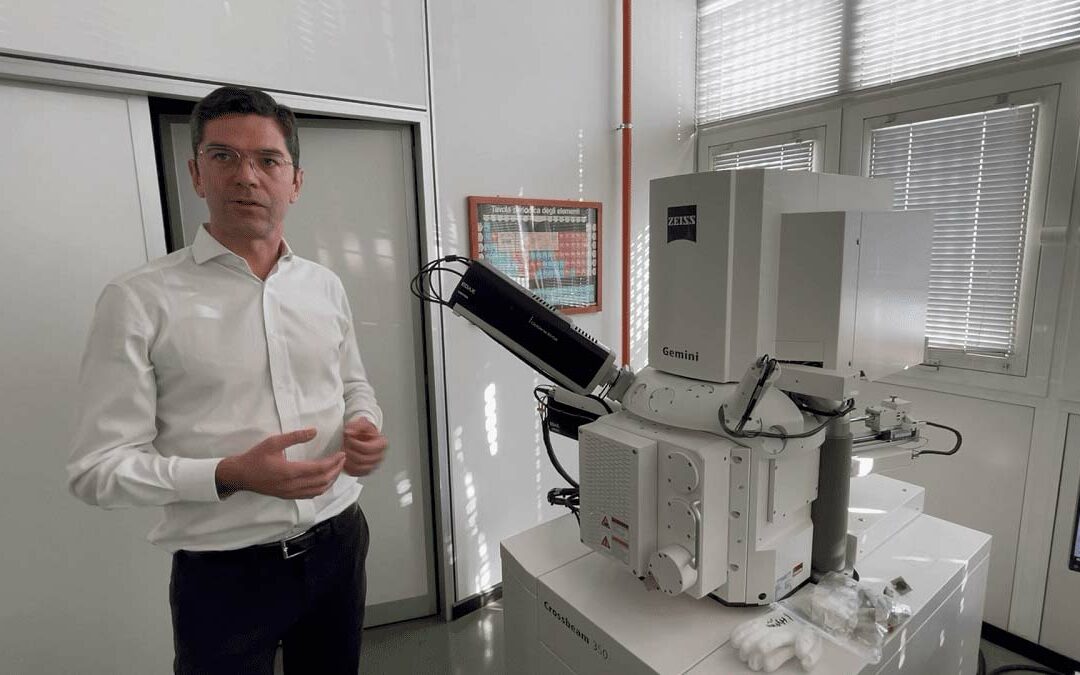 Francesco Biancardi con il microscopio Zeiss