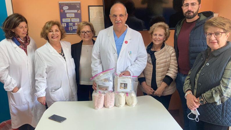 Cosenza, il guanto che simula l'abbraccio dei genitori donato al reparto di Neonatologia