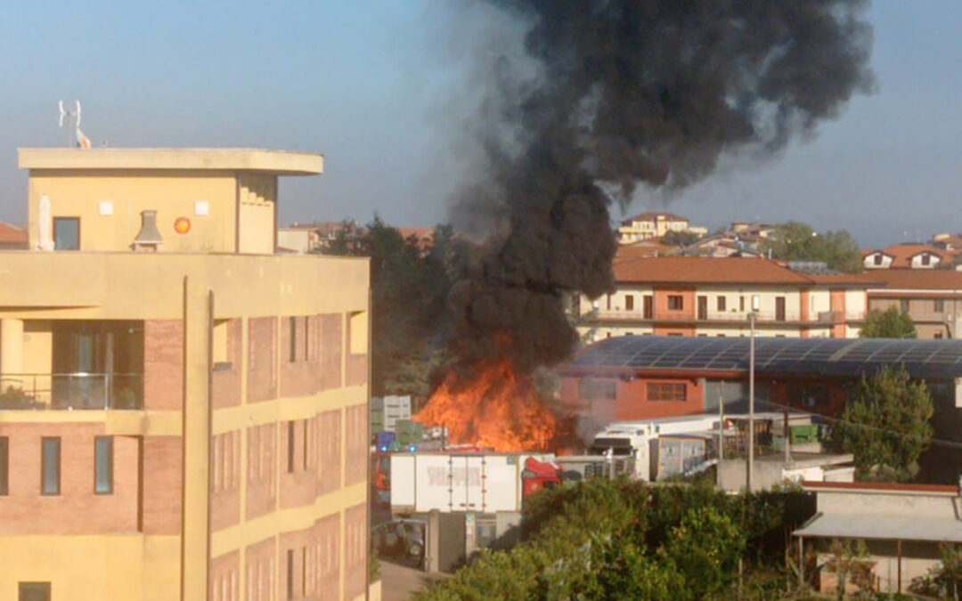 L'incendio nella zona industriale di Vibo Valentia