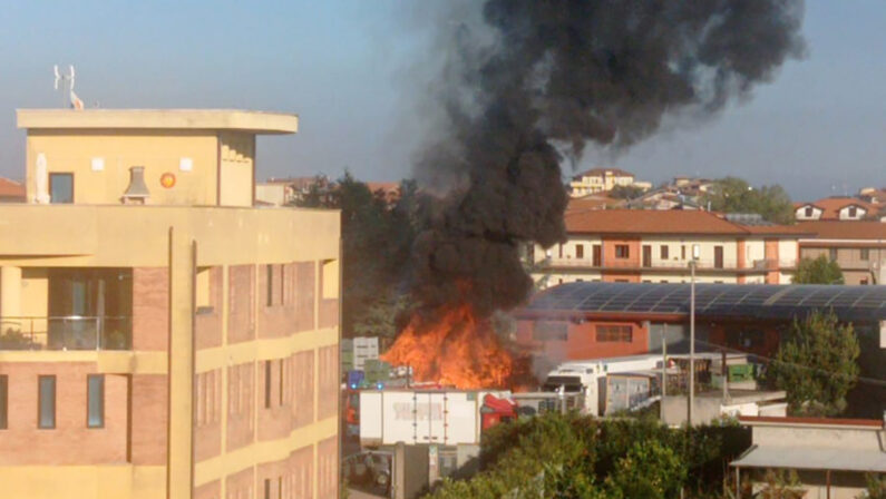 Grosso incendio nella zona industriale di Vibo Valentia