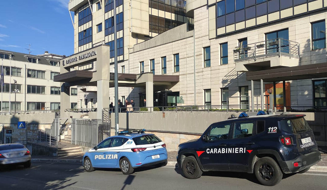 Polizia e Carabinieri davanti la sede della Regione Basilicata