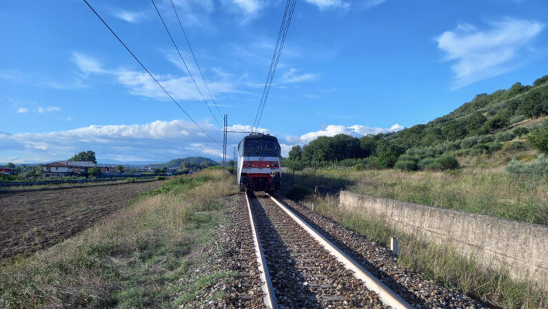 Uomo travolto da un treno, potrebbe essere l'ospite di una casa famiglia