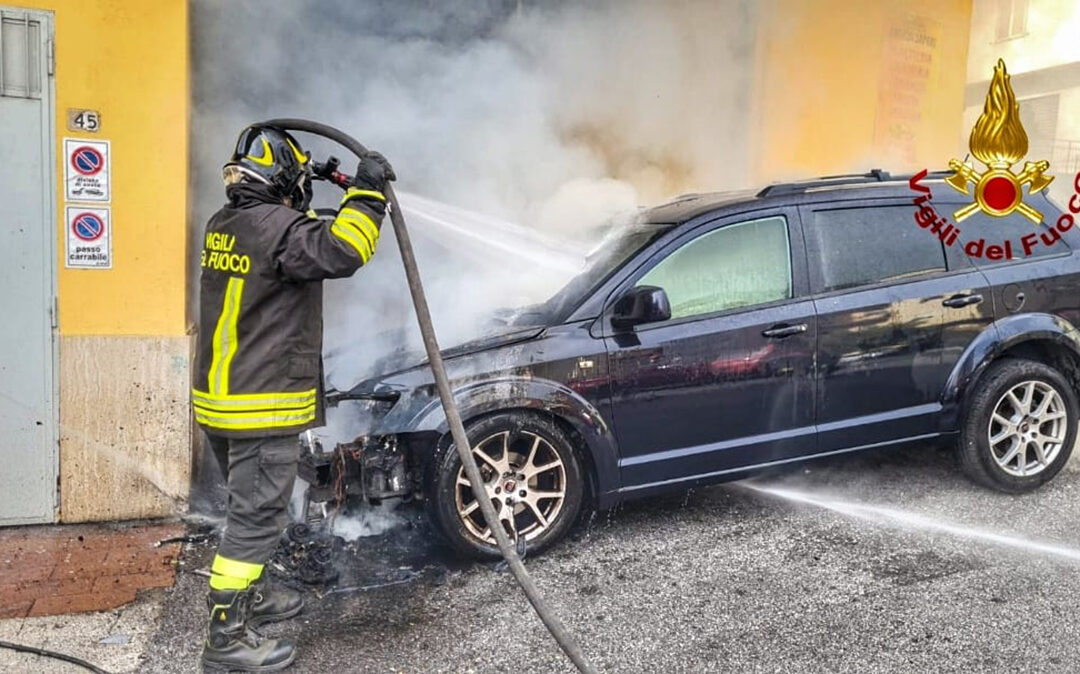 I vigili del fuoco alle prese con l'incendio