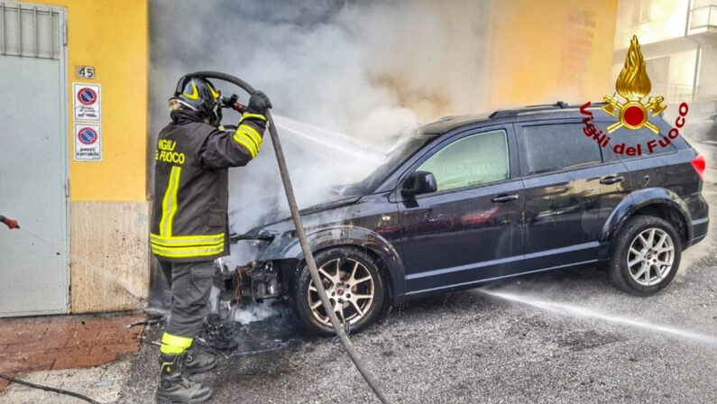 In fiamme l'auto del presidente del consiglio comunale di Lamezia