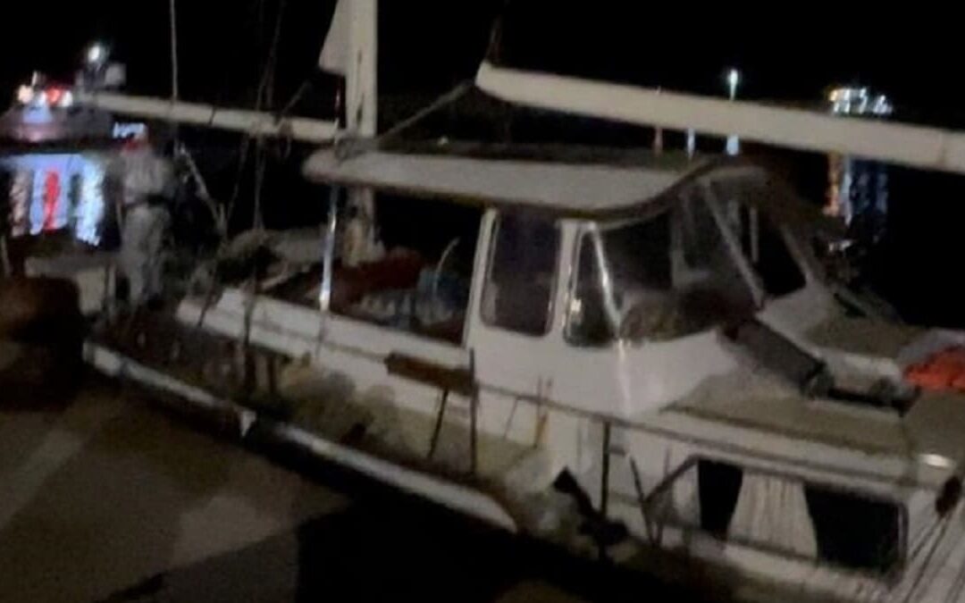 La barca a vela utilizzata dai migranti nel porto di Crotone