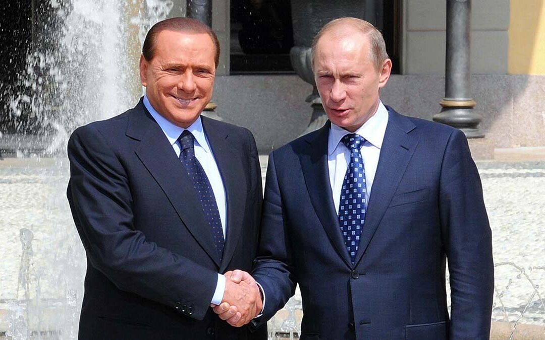 Stretta di mano di Berlusconi e Putin quando il Cavaliere era presidente del Consiglio