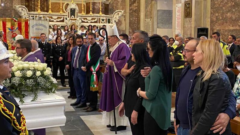 Tragedia di Catanzaro, la nonna durante i funerali: «Soccorsi in ritardo»