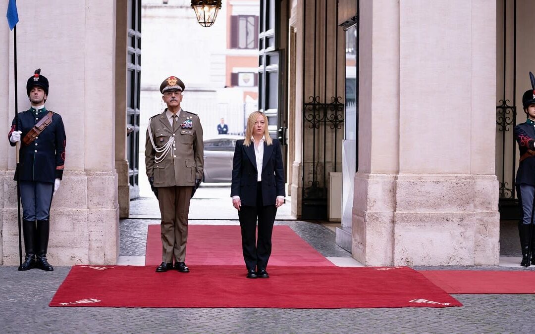 Giorgia Meloni, accompagnata dal Consigliere Militare, riceve gli onori militari nel cortile di Palazzo Chigi