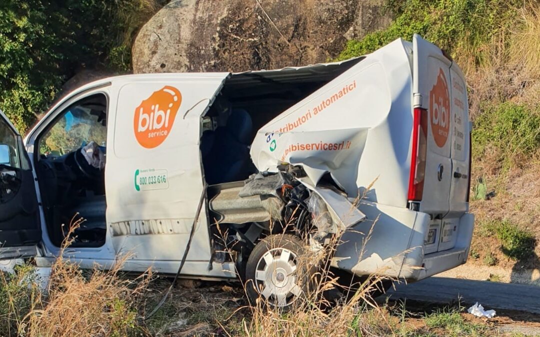 Il furgone trafitto da un guardrail a Nicotera Marina