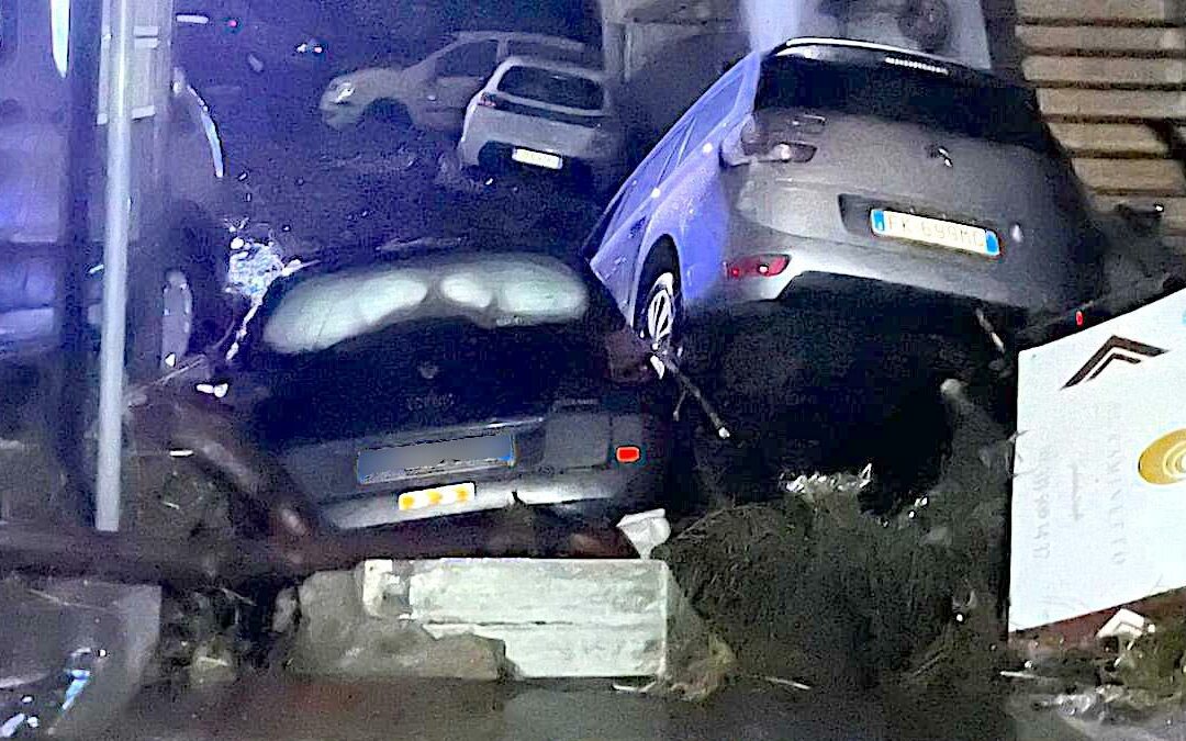 Nubifragio a Tortora: frane, allagamenti e auto trascinate dall’acqua