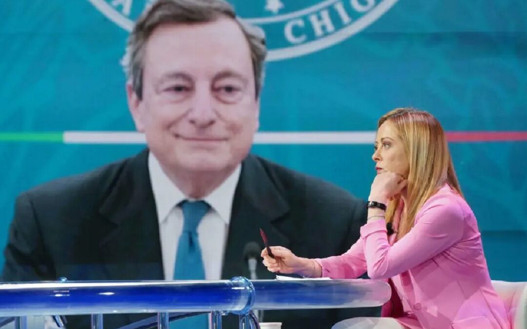 Giorgia Meloni e, sullo sfondo, Mario Draghi