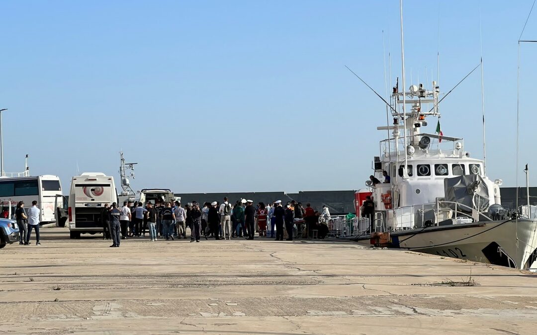 Il primo sbarco di stamattina al porto di Crotone