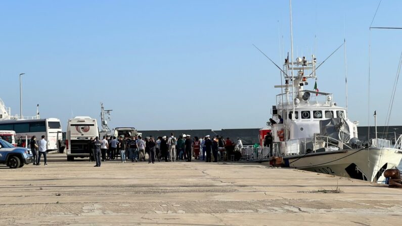 Maxi sbarco al porto di Crotone, in totale arrivano oltre 750 migranti