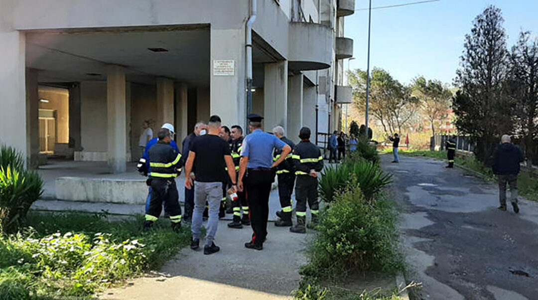 Inquirenti davanti alla palazzina della tragedia