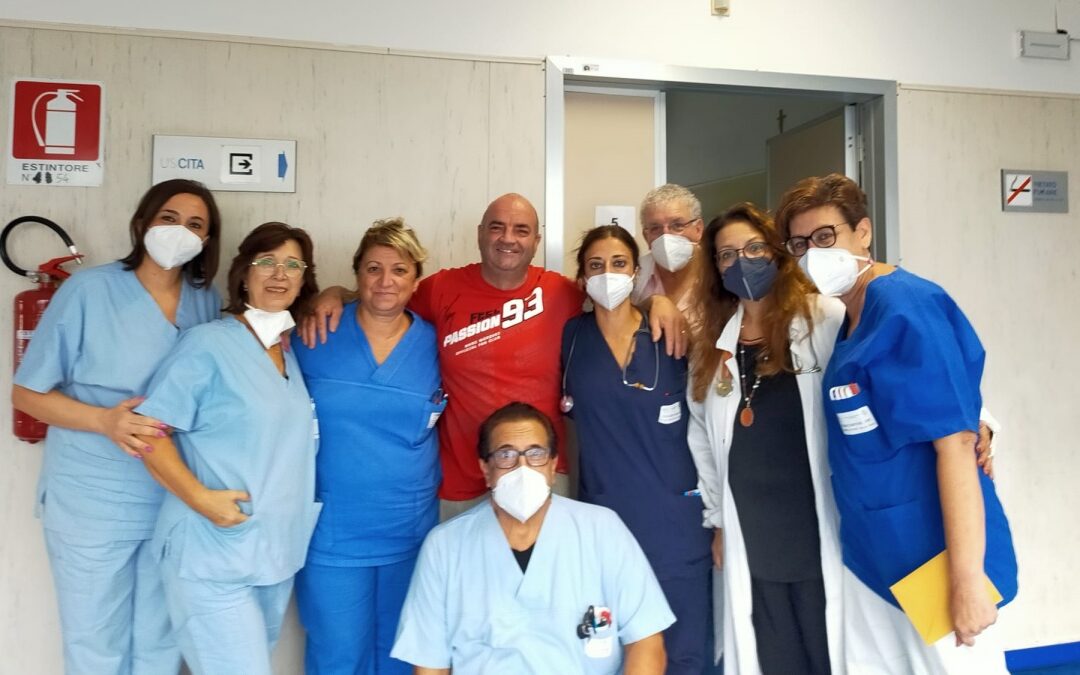 Il turista inglese insieme al personale dell'ospedale di Tropea