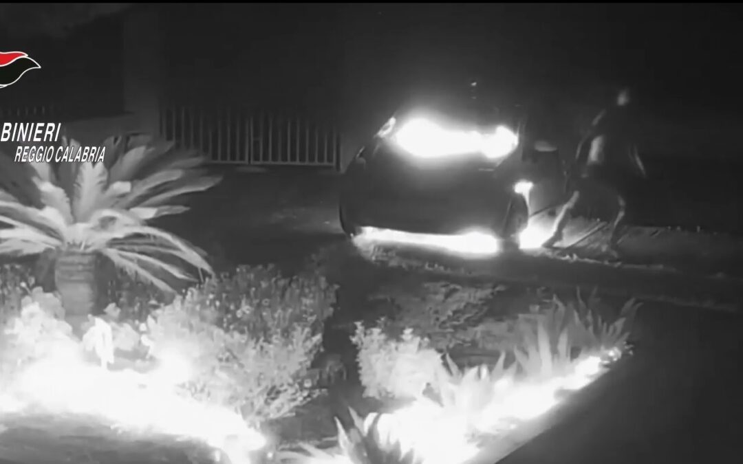 Il momento dell'incendio dell'auto dei vigili urbani ripreso dalle telecamere di sicurezza