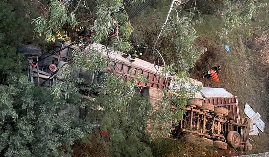 Il tir precipitato nel fossato